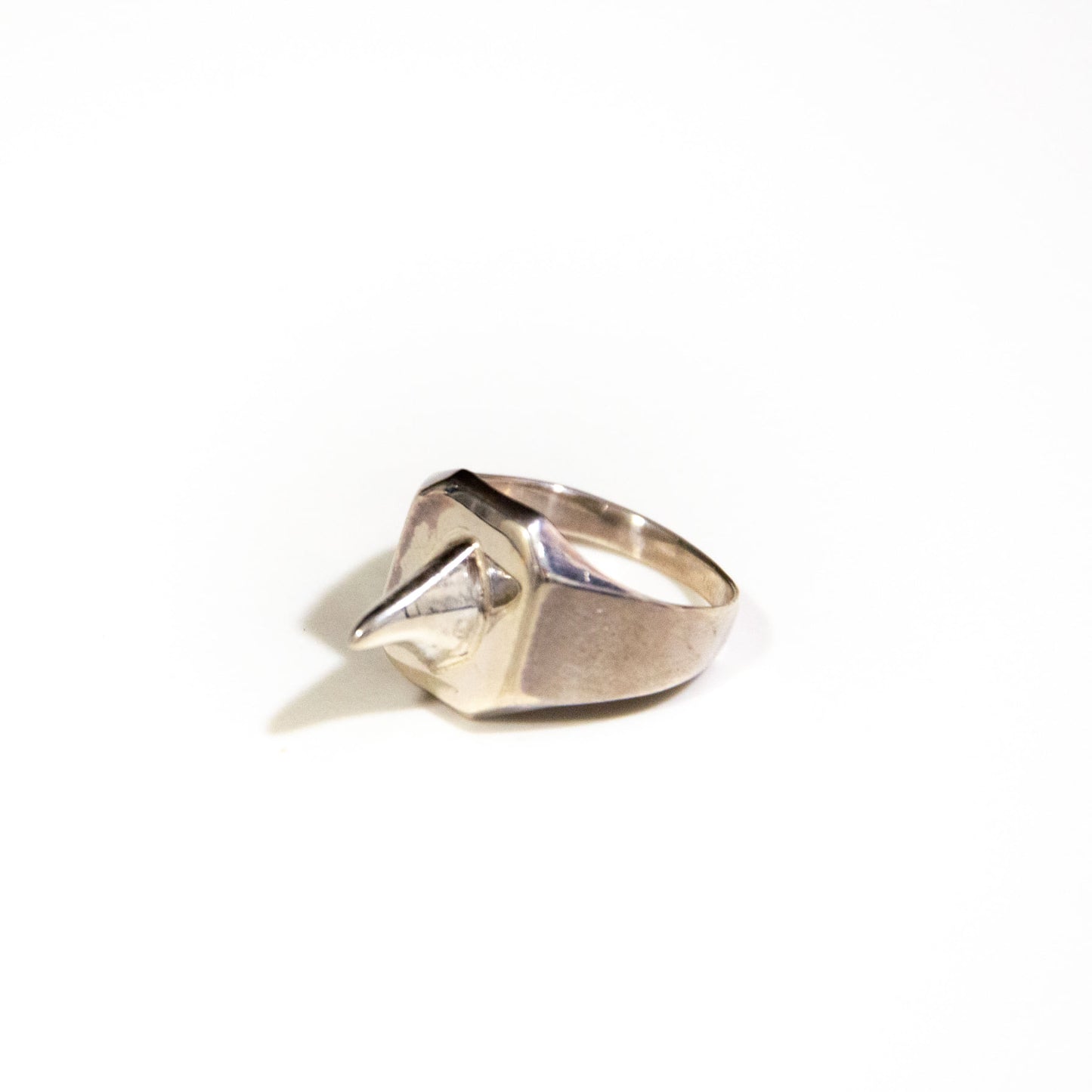 Armadas hasta los dientes (joyería contemporánea)